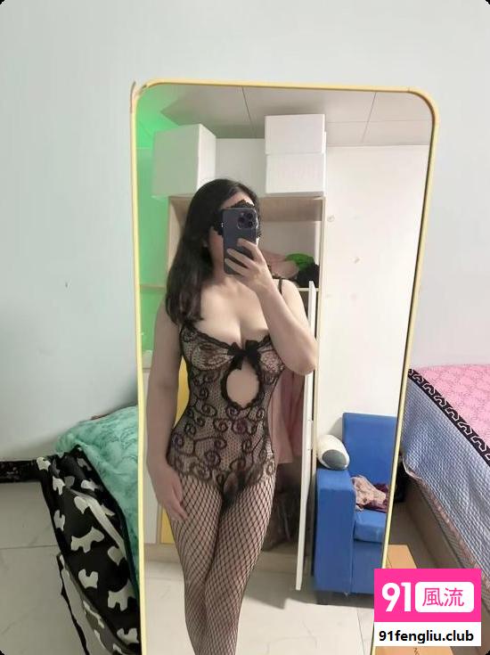黑丝蜜桃臀小静
